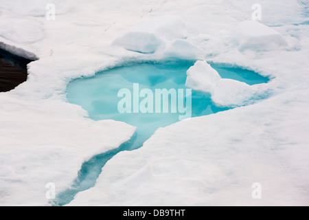 Faule Meereis bei über 80 Grad aus der nördlichen Küste von Svalbard. Der Klimawandel verursacht Meer Eis schnell zurückziehen Stockfoto