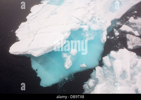 Faule Meereis bei über 80 Grad aus der nördlichen Küste von Svalbard. Der Klimawandel verursacht Meer Eis schnell zurückziehen Stockfoto