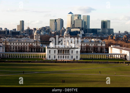 Blick auf die Seealpen Nationalmuseum Gärten und Canary Wharf an der Greenwich Observatory Hill - Greenwich, London - England Stockfoto