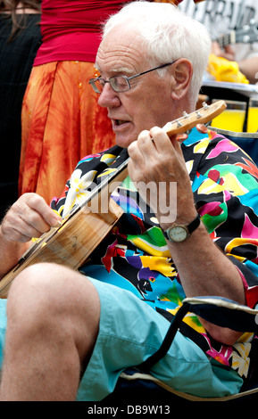 Man singt und spielt eine Ukulele. Stockfoto