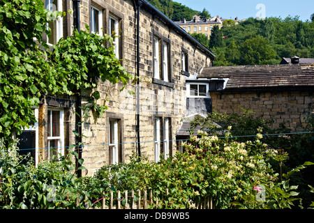 Typische Yorkshire-Stein Mühle-Arbeiter-Ferienhäuser in Hebden Bridge Stockfoto