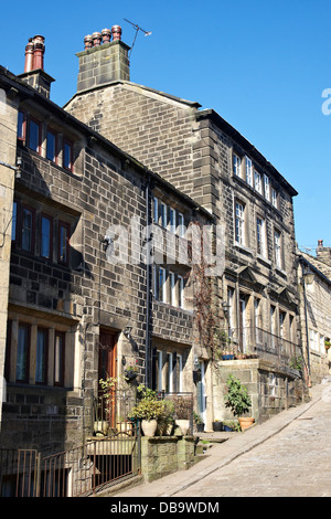 Traditionelle Weber auf dem Land auf einer gepflasterten Straße in Heptonstall, Yorkshire Stockfoto