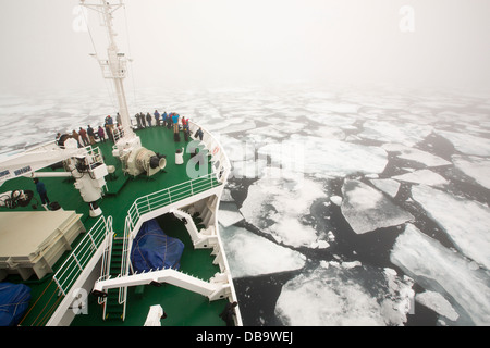 Dem russischen Forschungsschiff AkademiK Sergey Vavilov in faulen Meereis auf einer Expedition Kreuzfahrt nach Norden Spitzbergen Stockfoto