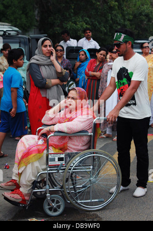 Anhänger des ehemaliges Cricketer gedreht Politiker Imran Khan Partei Pakistan Tehreek E Insaf (PTI) am Wahltag in Karachi Stockfoto