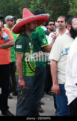 Anhänger des ehemaliges Cricketer gedreht Politiker Imran Khan Partei Pakistan Tehreek E Insaf (PTI) am Wahltag in Karachi Stockfoto