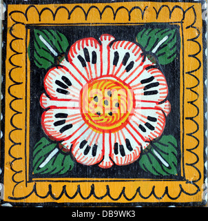 Blumenmotiv auf indische Holzkiste handbemalt Stockfoto