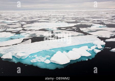 Faule Meereis bei über 80 Grad aus der nördlichen Küste von Svalbard. Stockfoto