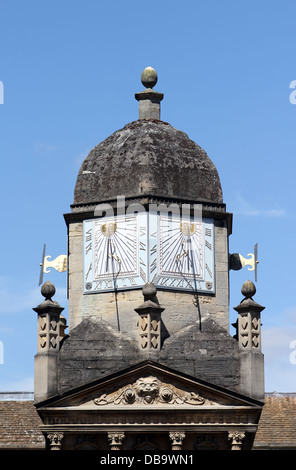 Sonnenuhr in Cambridge, in der Nähe von Senat-Haus Stockfoto