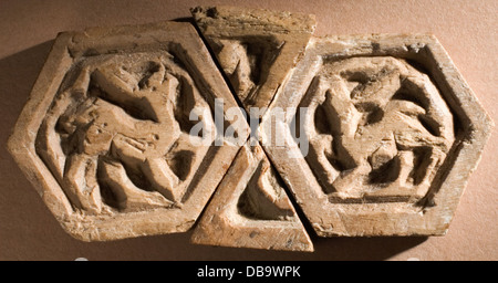 Diese Arbeit umfasst polygonale Elemente, die in einem geometrischen Muster angeordnet sind. Das Stück erforscht die Beziehung zwischen Form und Struktur und schafft mithilfe von Abstraktion ein visuelles Gleichgewicht von Formen. Stockfoto