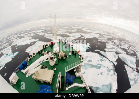 Dem russischen Forschungsschiff AkademiK Sergey Vavilov in faulen Meereis auf einer Expedition Kreuzfahrt nach Norden Spitzbergen Stockfoto