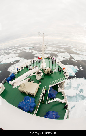 Dem russischen Forschungsschiff AkademiK Sergey Vavilov in faulen Meereis auf einer Expedition Kreuzfahrt nach Norden Spitzbergen Stockfoto