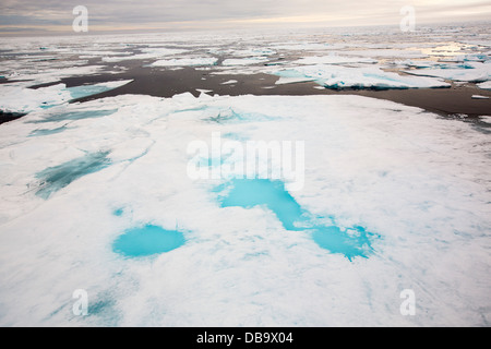 Faule Meereis bei über 80 Grad aus der nördlichen Küste von Svalbard. Stockfoto