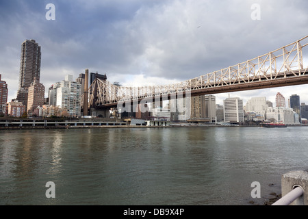 Queensborough Bridge mit Skyline von New York über East River von Roosevelt Island gesehen Stockfoto