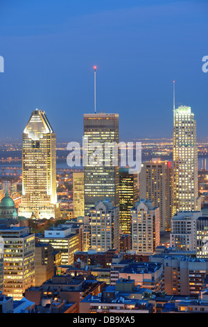 Montreal in der Abenddämmerung mit urbanen Wolkenkratzer angesehen vom Mont Royal Stockfoto