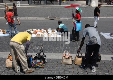 Einwanderer, Verkauf von waren von Castel Sant Angelo Denkmal in Rom Italien Stockfoto