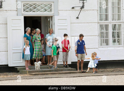 Grasten Palast, Dänemark. 26. Juli 2013. Die dänische Königsfamilie sehen die Änderung die Wachablösung am Schloss Gråsten (Dänemark), 26. Juli 2013. Foto: Albert Nieboer / / Dpa Credit: Dpa picture-Alliance/Alamy Live News Stockfoto