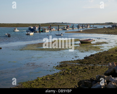 Angelboote/Fischerboote verankert im Naturpark Ria Formosa in Cabanas de Tavira, Algarve, Portugal Stockfoto