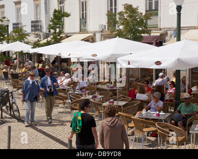 viele Touristen auf dem Hauptplatz in der Altstadt von Tavira, Algarve, Portugal Stockfoto