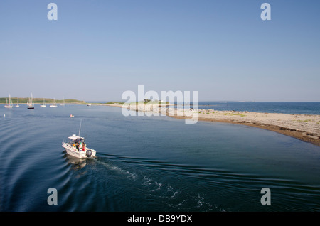 Massachusetts, Elizabeth Islands Cuttyhunk Island. Angelboot/Fischerboot entlang der felsigen Insel Küste. Stockfoto