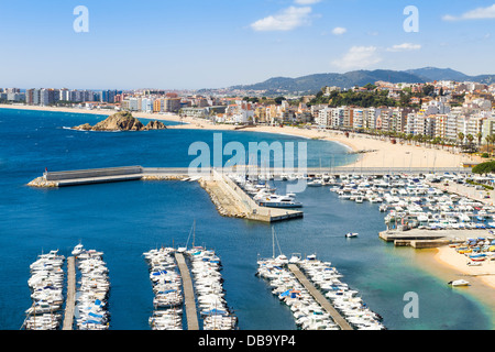 Kleine Stadt Blanes an spanischen Küste Costa Brava. Stockfoto