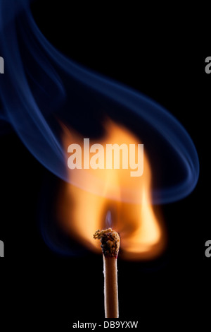 Zündung eines Spiels mit Rauch auf dunklem Hintergrund Stockfoto
