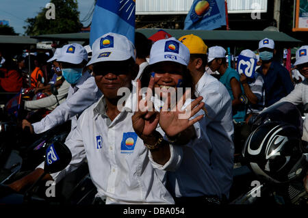 Phnom Penh, Kambodscha am 26. Juli 2013. Sam Rainsy Fans zeigen #7 w / ihre Hände (Rainsy Partei, die Kambodscha nationalen Rettung, ist #7 bei der Wahl). Sam Rainsy ist seit 2009 im Exil in Frankreich. Er war eine königliche Begnadigung gewährt, des Königs von Kambodscha & am 19. Juli 2013 wieder in Kambodscha. Bildnachweis: Kraig Lieb / Alamy Live News Stockfoto