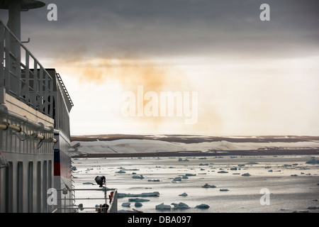 Emissionen aus der russischen Forschung Schiff, AkademiK Sergey Vavilov ein Eis gestärkt-Schiff Stockfoto