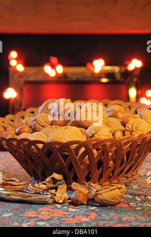 Korb mit Walnüsse und Haselnüsse mit einem Kamin nach hinten, England, Großbritannien, Westeuropa. Stockfoto