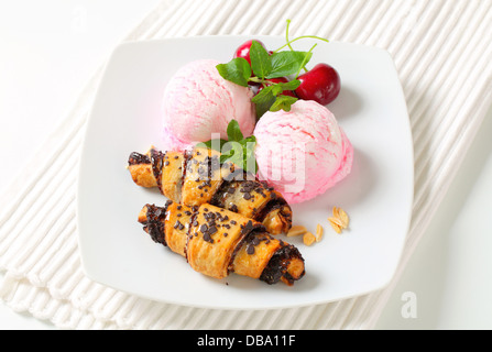 Chocolate Chip Hörnchen mit zwei Kugeln Eis Stockfoto
