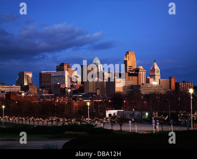 Die Skyline der Innenstadt von Cincinnati aufgenommen vom Parkplatz am Museum Center kurz nach Sonnenuntergang, Cincinnati, Ohio, USA Stockfoto