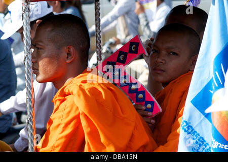 Phnom Penh, Kambodscha am 26. Juli 2013. Sam Rainsy Unterstützer, buddhistische Mönche, hält eine #7 (Sam Rainsy ist #7 bei der Wahl). Sam Rainsy ist seit 2009 im Exil in Frankreich. Er war eine königliche Begnadigung gewährt, des Königs von Kambodscha & am 19. Juli 2013 wieder in Kambodscha. Bildnachweis: Kraig Lieb / Alamy Live News Stockfoto