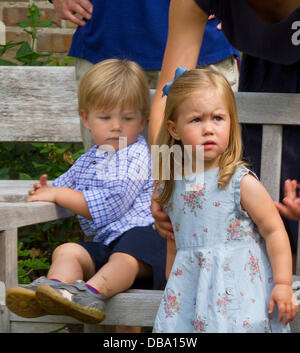 Grasten Palast, Dänemark. 26. Juli 2013. Prinz Vincent und Prinzessin Josephine von Dänemark darstellen für die Medien an die bei der jährlichen Fotosession bei Gråsten Schloss Foto: Albert Nieboer/Dpa Credit: Dpa picture-Alliance/Alamy Live News Stockfoto