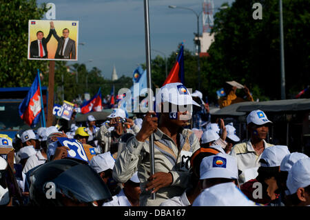 Phnom Penh, Kambodscha am 26. Juli 2013. 10 von Tausenden von Sam Rainsy Fans blockieren die Straßen von Phnom Penh während einer Kundgebung für seine Wahl. Sam Rainsy ist seit 2009 im Exil in Frankreich. Er war eine königliche Begnadigung gewährt, des Königs von Kambodscha & am 19. Juli 2013 wieder in Kambodscha. Bildnachweis: Kraig Lieb / Alamy Live News Stockfoto