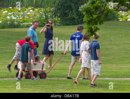 Grasten Palast, Dänemark. 26. Juli 2013. Dänischen Königsfamilie Pose für die Medien auf die bei der jährlichen Fotosession bei Gråsten Schloss Foto: Albert Nieboer/Dpa Credit: Dpa picture-Alliance/Alamy Live News Stockfoto