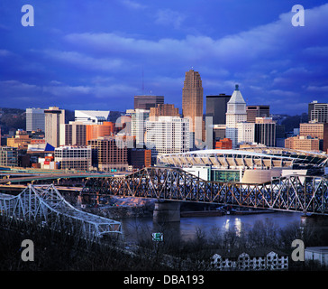 Die Skyline der Innenstadt von Cincinnati gesehen vom Devou Park In Covington, Kentucky kurz vor Sonnenuntergang, Cincinnati, Ohio, USA Stockfoto