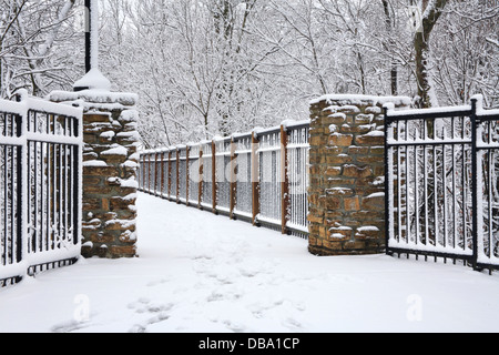 Schneebedeckte Bäume und Fußgängerbrücke im Winter im Park, Sharon Woods, südwestlichen Ohio, USA Stockfoto