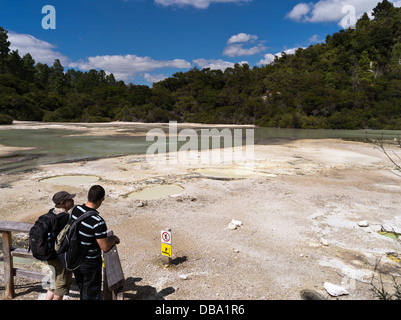 Dh Wai-O-Tapu Thermal Wonderland WAIOTAPU NEUSEELAND Touristen anzeigen Geothermie Landschaft Pfanne flach Urlaub Stockfoto