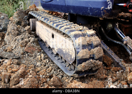 Nahaufnahme von Digger Tracks arbeiten auf Schutt, Erde und Stein Stockfoto