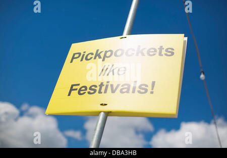 Malmesbury, Wiltshire, UK. 26. Juli 2013. Ein Taschendieb Warnsignal beim WOMAD-Festival in Charlton Park in der Nähe von Malmesbury in Wiltshire. Die World Music Festival zieht fast 40.000 Menschen, die ländliche Lage. 26. Juli 2013 Kredit: Adam Gasson/Alamy Live-Nachrichten Stockfoto