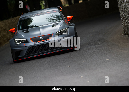 Chichester, UK - Juli 2013: SEAT Leon Cup Racer übergibt die Feuerstein-Wand in Aktion auf dem Goodwood Festival of Speed Stockfoto