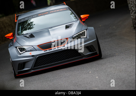 Chichester, UK - Juli 2013: SEAT Leon Cup Racer übergibt die Feuerstein-Wand in Aktion auf dem Goodwood Festival of Speed Stockfoto