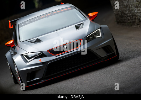 Chichester, UK - Juli 2013: SEAT Leon Cup Racer übergibt die Feuerstein-Wand in Aktion auf dem Goodwood Festival of Speed Stockfoto