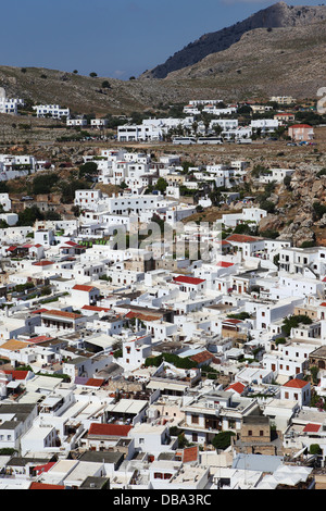 Die weißen, flach gedeckten Häuser von Lindos, Rhodos, Griechenland. Stockfoto