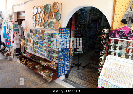 Souvenir-Shops in der alten Stadt Lindos, Rhodos, Griechenland. Stockfoto