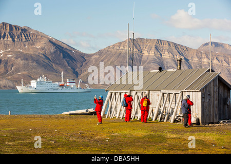 Touristen auf einer Expedition Kreuzfahrt in die hohe Arktis am Bourbonhamna 77° 33 ' n 15° 00' e Van Mijenfjorden Spitzbergen; Svalbard Stockfoto