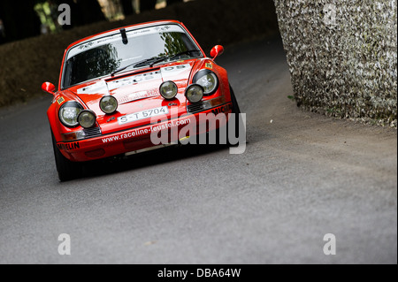 Chichester, UK - Juli 2013: Porsche 911SR übergibt die Feuerstein-Wand in Aktion auf dem Goodwood Festival of Speed am 12. Juli 2013. Stockfoto