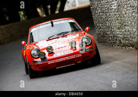 Chichester, UK - Juli 2013: Porsche 911SR übergibt die Feuerstein-Wand in Aktion auf dem Goodwood Festival of Speed am 12. Juli 2013. Stockfoto