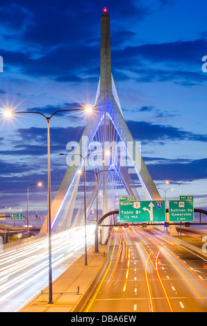 Leonard P. Zakim Bunker Hill Memorial Bridge (oder Zakim Brücke) in Boston, MA am Abend Stockfoto