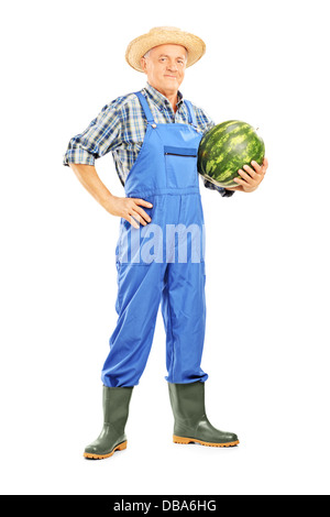 In voller Länge Portrait eines lächelnden Bauern halten eine Wassermelone Stockfoto