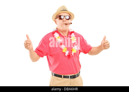 Reifer Mann raucht eine Zigarre und geben Daumen hoch Stockfoto